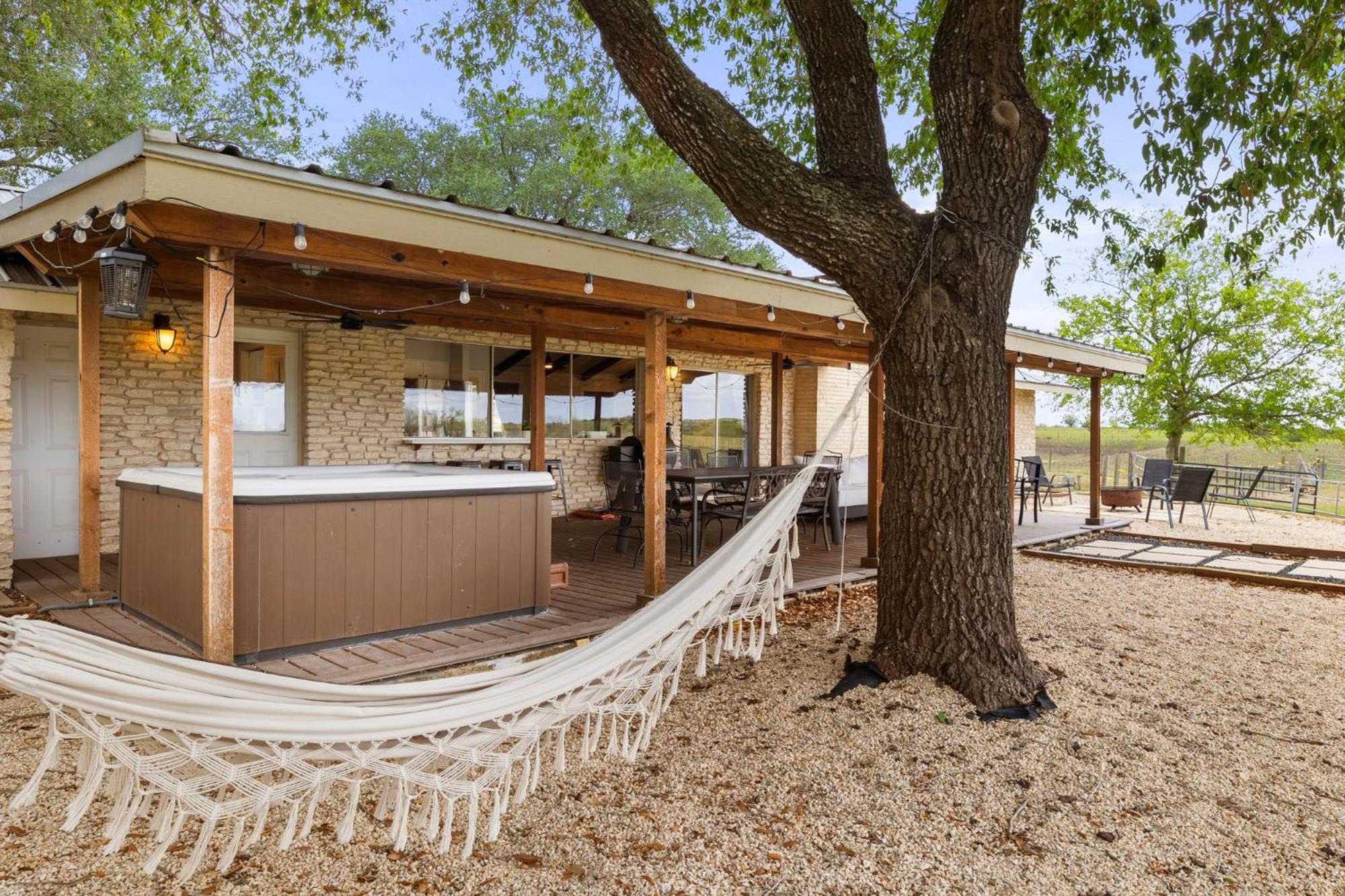 فيلا Farm Retreat With Jacuzzi, Fire Pit, Mini Goats, Mini Ponies And Mini Cows سان ماركوس الغرفة الصورة