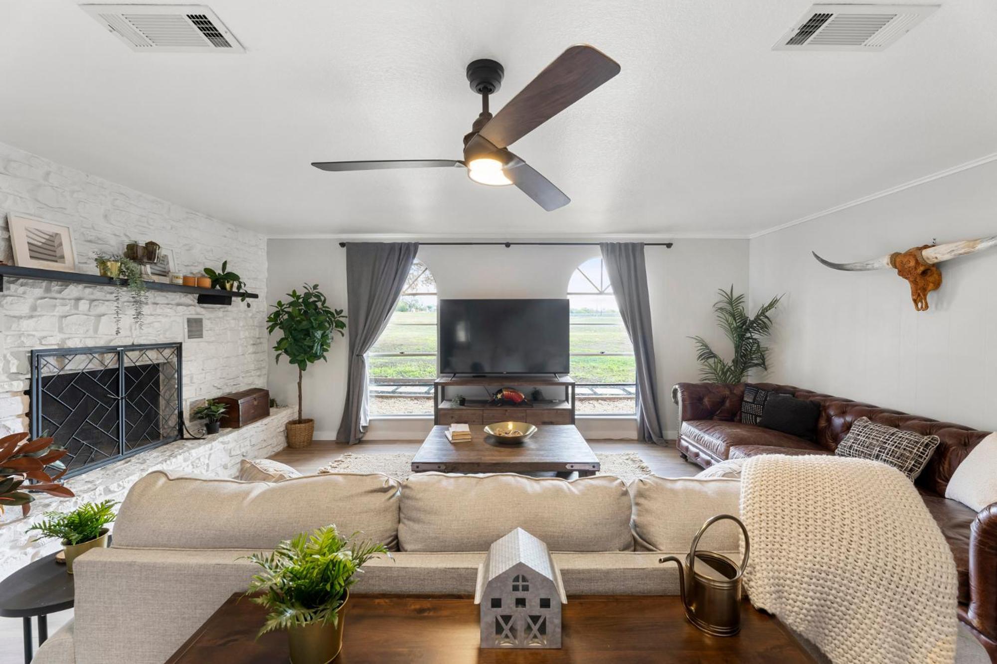 فيلا Farm Retreat With Jacuzzi, Fire Pit, Mini Goats, Mini Ponies And Mini Cows سان ماركوس الغرفة الصورة