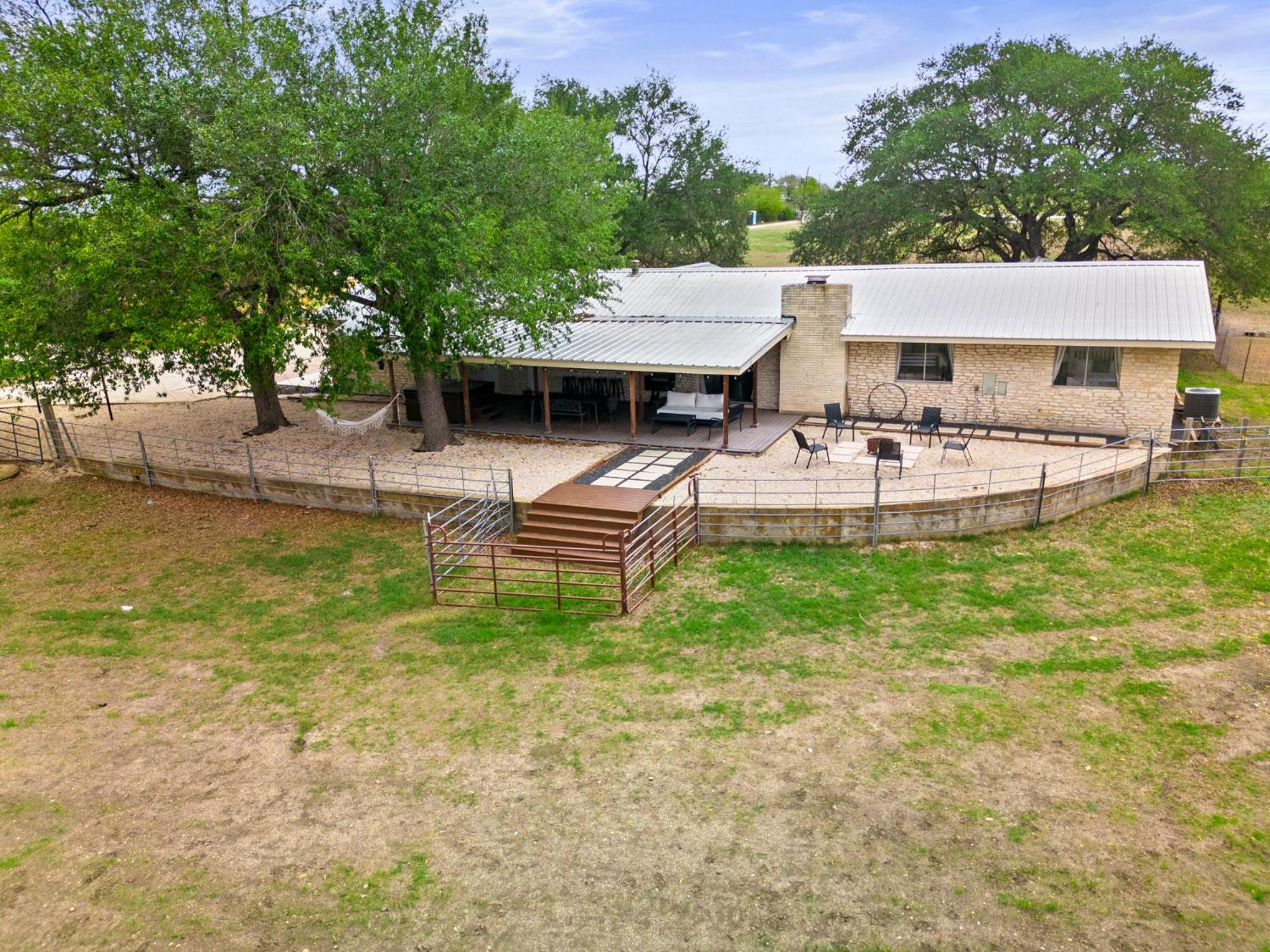 فيلا Farm Retreat With Jacuzzi, Fire Pit, Mini Goats, Mini Ponies And Mini Cows سان ماركوس الغرفة الصورة