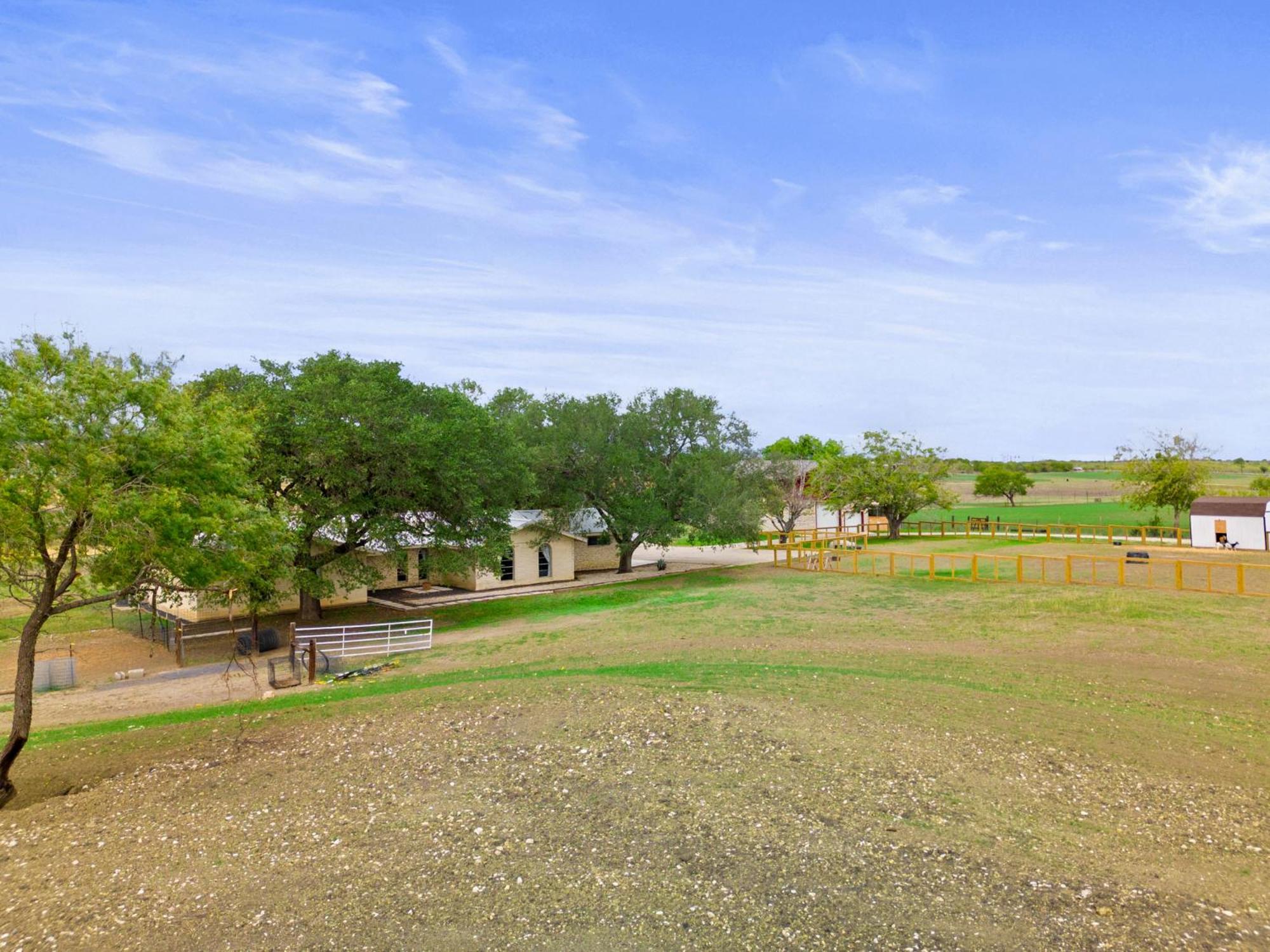 فيلا Farm Retreat With Jacuzzi, Fire Pit, Mini Goats, Mini Ponies And Mini Cows سان ماركوس الغرفة الصورة